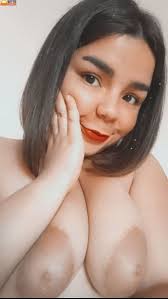 Enana desnuda mostrando sus tetas grandes | ByteAmateur