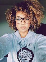 Black Actress With Short Curly Hair Hairstyles For Black Girls With Short Hair Curly Hair Styles Black Girl Short Hairstyles Hair Highlights