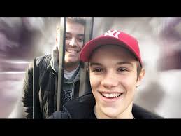 Lenni Kim et Marie Denigot jouent à CLAP THE LIGHT