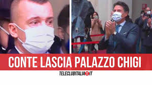 I primi fischi dal pubblico «con lui, abbiamo bevuto solo spumante italiano», dice il premier rispondendo all'onorevole lollobrigida. Eggtitrb Ida7m