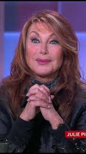 Julie Pinter's Instagram, Twitter & Facebook