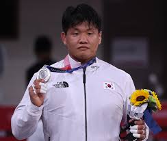 조구함은 일본 도쿄 무도관에서 열린 유도 남자 100kg급 결승에서 일본의 애런. O Fmecs5sh Aum