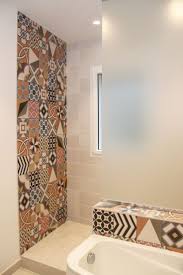 Decor Sur Un Pan De Mur En Faiences Dans Douche A L Italienne Le Sol Antiderapant Varie Par Faience Douche Amenagement Salle De Bain Carreau De Ciment Douche