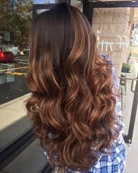 Balayage Caramel Pour Apporter Des Reflets Gourmands Aux Cheveux Chatains Et Bruns Apporter Aux Balayage Bruns C Sac Rengi Fikirleri Sac Renkleri Balyaj