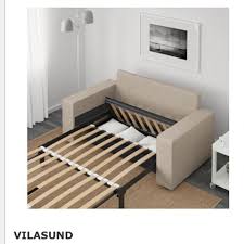 Vendo divano letto vilasund ikea 2 posti 162x88x71 con piccolo alone presente sulla seduta come si evince dalle foto.usato pochissime volte e solo come poggia abiti visto che è posizionato nella stanza dei giochi.ritiro a carico destinatario zona largo la loggia. Occasione Vendo Divano Letto Due Posti Vilasund Depop