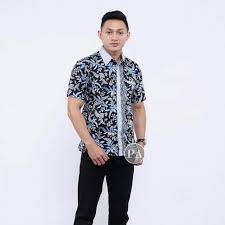 Untuk kemeja batik wanita bagian lengannya, sama kayak model kemeja batik untuk pria yaitu memakai model lengan pendek. 5 Model Batik Pria Terpopuler