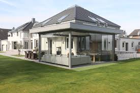 Terrasse Mit Uberdachung Und Seitlichen Schiebesystemen Wintergarten Einrichtung Terrassenverglasung Terrasse