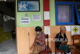 Ada juga yang tergamak meninggalkan dan mengabaikan mak ayah mereka yang sakit dan uzur bersendirian di kampung tanpa menjenguk dalam jangka ramai anak seperti ini di zaman sekarang umpama pepatah kacang lupakan kulit. Hukum Merawat Ibu Yang Sudah Tua Republika Online