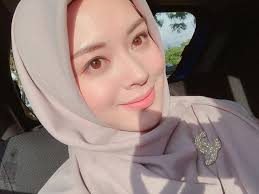 Kini ia memutuskan menjadi muallaf (masuk islam), wajah cantiknya berbalut hijab begitu mudah ditemukan di media sosial. This Mood Beautiful Hijab Girl Beautiful Hijab Beautiful