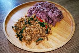 Goong phad gra tium prik thai. Veganes Pad Kra Pao Rezept Aus Thailand Travel On Toast