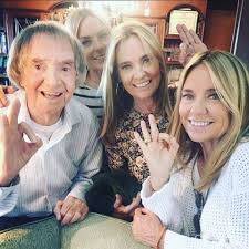 Que se encontraba en estado muy grave al recibir hasta tres impactos de bala. Carlitos Bala Cumple 94 Anos Un Repaso En Fotos Por Su Carrera Y El Afectuoso Saludo De Los Famosos Infobae