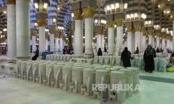 Terkadang ia menggerakkan kakinya dengan cepat, terkadang namun tanpa diduga, air begitu derasny mengucur dari jejak hentakan kaki putranya. Topic Zamzam Ihram