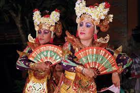 Selain itu dalam tarian ini juga terdapat dua orang lain yang bertugas sebagai pelantun syair yang disebut aneuk syahi. Legong Wikipedia Bahasa Indonesia Ensiklopedia Bebas