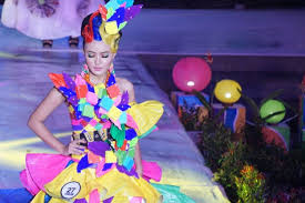 Artikel ini merupakan artikel ke dua dari. Kostum Unik Terbuat Dari Kantung Plastik Dan Kertas Bekas Ujian Halaman All Kompas Com