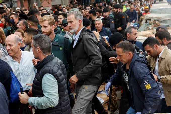 Entre gritos, golpes y barro: agreden a reyes de España y al Presidente Pedro  Sánchez en Valencia en medio de desastres por sistema frontal - La Tercera