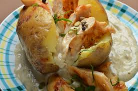 Pom Au Four La Forestiere Pomme De Terre Cuite Au Four Filet De Poulet Francais Legerement Fume Au Bois De Hetre Filet Poulet Salade Melee Pomme De Terre