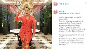 Kreasi ibu kartini wanita berpakaian kebaya motif batik dunia. Ada Ayu Ting Ting Cara Unik 8 Artis Indonesia Rayakan Hari Kartini