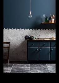 Une Cuisine Bleue Foncee Credence Cuisine Sol De Cuisine Interieur De Cuisine