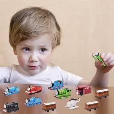 IOSCDH Zestaw mini figurek, 12 sztuk, toppery na tort, Tomek, przyjaciele,  artykuły imprezowe, figurki akcji, kolekcja, zabawki, dekoracje na biurko,  pociąg tort, dekoracje, prezent : Amazon.pl: Arts & Crafts