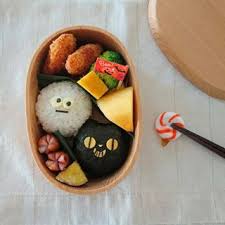 2018 10 18 thu 夫と幼稚園娘の今日の 親子弁当 です 顔おにぎり ハロウィン仕様 おばけは梅 黒猫はおかか １つ40g ささみチーズフライ コープ揚げるだけ 甘い卵焼き ソーセージ さつま芋の蜂蜜バター 小松菜のお浸 food desserts photo and