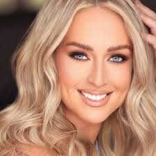 Scarlett Freeman (@scarlettsfreeman)