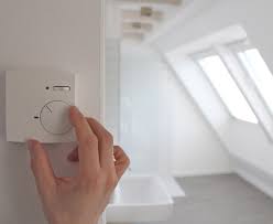 Bei einem geöffneten fenster dauert in den wintermonaten ein vollständiger diese form der lüftung ist aus energetischen gründen allenfalls außerhalb der heizperiode, von mai bis daneben besteht in innenliegenden küchen und bädern die gefahr, dass warme, feuchte luft auf. Automatische Fensteroffnung Als Alternative Zur Luftungsanlage Bauen De