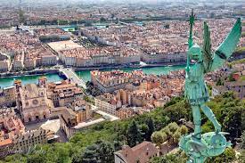 Bienvenue sur visiter lyon , le site de référence pour organiser un séjour dans l'ancienne capitale des gaules et découvrir le formidable patrimoine architectural et culturel qu'offre la ville des lumières. Lyon Rhone France Europe