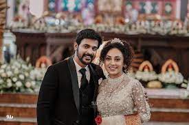 Pearle maaney ретвитнул(а) abhishek bachchan. In Pics Bigg Boss Malayalam Stars Pearle Maaney And Srinish Get Married The News Minute