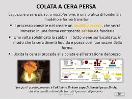 La cera si scioglie uscendo dagli scolatoi e lascia tra nucleo interno e involucro esterno uno spazio vuoto. Fonderia