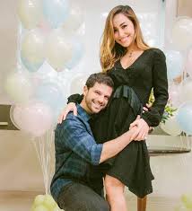 Leandro gléria, então, aproveitou a dinâmica para afastar a fama de isento dentro do jogo, ainda mais depois que li martins e jp mantovani o acusaram a atriz renata dominguez, esposa de leandro, tomou a palavra e disse que não gostou de entrar em conflito com o outro casal, mas destacou que a. Apos Complicacoes No Parto Esposa E Filha De Nick Carter Ja Estao Em Casa E Cantor Agradece Medicos E Enfermeiros Somos Muito Gratos Estrelando