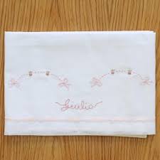 La crisi economica non ancora risolta e la necessità di ricercare cose nuove e belle ci fa anche ricordare che in fondo abbiamo armadi strapieni. Esempio Lenzuolino Personalizzabile Deliziebaby Tutte Le Stagioni Palermo