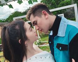 Dalam foto tersebut, ranty maria tampak tengah bersandar di bahu verrell. 10 Adu Romantis Ranty Maria Dengan Pacar Asli Dan Sinetron