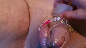 Marido escravo. gaiola de castidade. blocos de gelo.