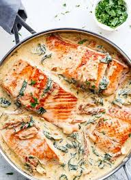 In der zwischenzeit den lachs abtupfen und mit zitronensaft beträufeln. Cremige Sahne Sauce Babyspinat Rezept Lachs Lachs Braten Rezept Rezepte Babyspinat Rezepte