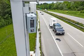 Radarboxen sollten an neuralgischen, gefährlichen stellen positioniert sein, um die verkehrssicherheit zu erhöhen. A6 Zwischen Bern Und Thun Radare Sollen Raser Bremsen