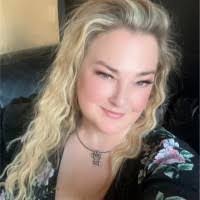 Ellie Kramer's Instagram, Twitter & Facebook