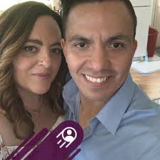 Hey y'all 💔 my MacBook just broke and I'm really struggling right now. It  still turns on, but the screen stays black with a blue and yellow line  showing — looks like