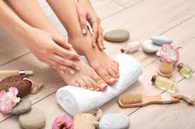 Cara menghilangkan bau kaki adalah masalah serius yang dialami oleh banyak orang, khususnya bagi mereka yang senantiasa mengenakan kaos kaki oleh sebab itu, disini saya akan berbagi cara menghilangkan bau kaki secara alami dan permanen. 14 Cara Mudah Menghilangkan Bau Kaki Untuk Anak Kost Roomme