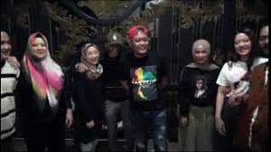 Ifaat hamani (janna nick) dan afeef adwan (ashraf muslim) ialah sahabat baik sejak di bangku sekolah lagi. Rumah Sule Didatangi Jurnalrisa Kujang Miliknya Jadi Sorotan