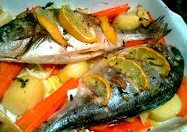 Dorada Al Horno Sobre Una Cama De Patatas Y Verduras