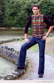 Cr7 se crió en uno de los barrios más pobre de portugal, es el más joven de cuatro hijos, con quien tuvo que compartir el dormitorio durante toda su infancia, por la precaria economía familiar. Asi De Guapo Y Estiloso Era Cristiano Ronaldo De Joven Laranaroja Blog De Humor Imagenes Graciosas