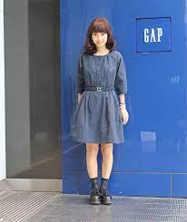 フラッグシップ原宿スタッフ注目コーデ ウエストの絞りがガーリーな膝丈ワンピはこの秋の必需品 ジャケットやレザーを羽織ったり タートルネックをインすれば冬まで着られて着回し力抜群 ワンピース color ネイビー 9 900 id 989528 着用サイズ 00 その他 参