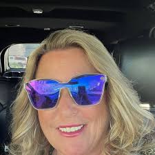 Robin Kowitzke (@sun_luvin_girlie) • Threads, Say more