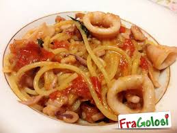 I calamari non debbono cuocere molto perchè diventano gommosi. Spaghetti Ai Calamari Ricetta Pasta Con Calamari Fragolosi