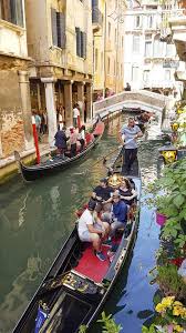Veneza é uma cidade no nordeste da itália situada sobre um grupo de 117 pequenas ilhas separadas por canais e ligadas por pontes. Veneza Romance Sobre As Aguas Italia Viagem Na Foto