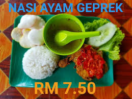 Geprek is javanese term for crushed or smashed, thus ayam geprek means crushed chicken. Warong Lalapan Ada Yang Dah Rasa Nasi Ayam Geprek Di Facebook