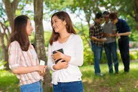 Dos personas hablando vectores ilustraciones y graficos 123rf. Imagenes Dos Jovenes Conversando Dos Adolescentes Hablando En El Parque Foto De Stock C Dragonimages 54309327 Adolescentes Fotos Chicas Adolescentes