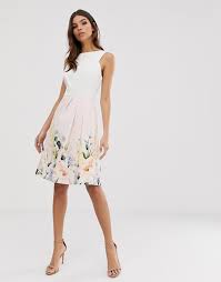 Charlotte kalla hamnade på en. Ted Baker Kalla Klanning Med Elegant Tryck Asos