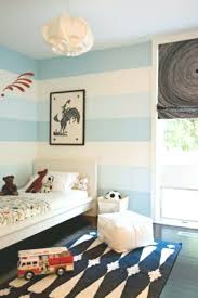 Streifen Wand Streichen Deko Idee Weiss Blau Junge In 2020 Wandfarbe Kinderzimmer Gestreifte Wande Wande Streichen