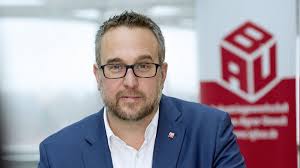 IG BAU: Gleicher Lohn in Ost und West